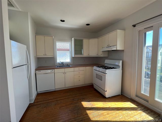 445 W Walnut Street Upper, Long Beach, NY 11561