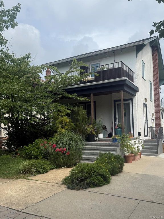 445 W Walnut Street Upper, Long Beach, NY 11561