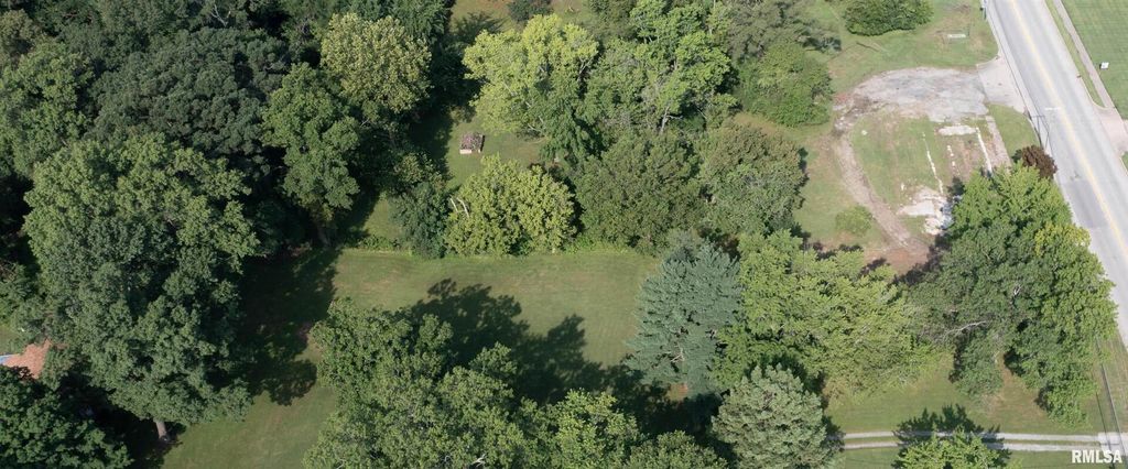 Image 2 of property listing at 799 E MAIN Street, Salem, IL 62881