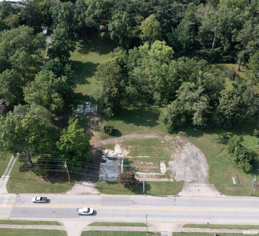 Image 3 of property listing at 799 E MAIN Street, Salem, IL 62881