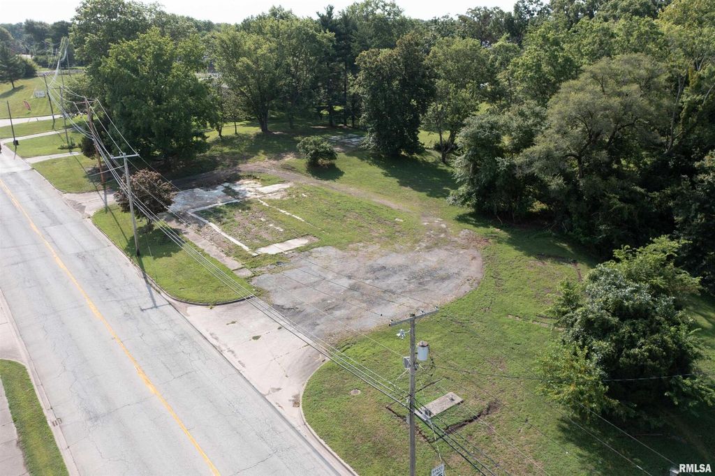 Image 4 of property listing at 799 E MAIN Street, Salem, IL 62881