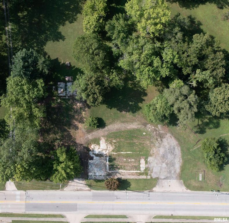 Image 5 of property listing at 799 E MAIN Street, Salem, IL 62881