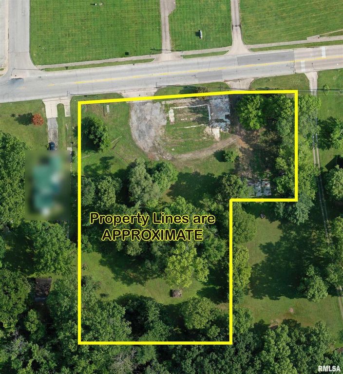 Image 6 of property listing at 799 E MAIN Street, Salem, IL 62881