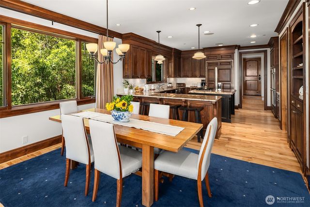 8260 Avalon Drive, Mercer Island, WA 98040