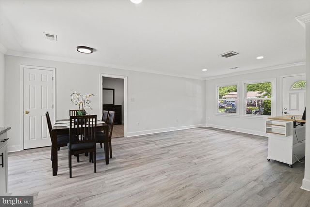 501 E POPLAR RD E, Sterling, VA 20164