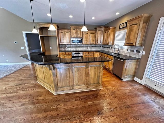 4301 SE Canter Drive, Lee's Summit, MO 64082