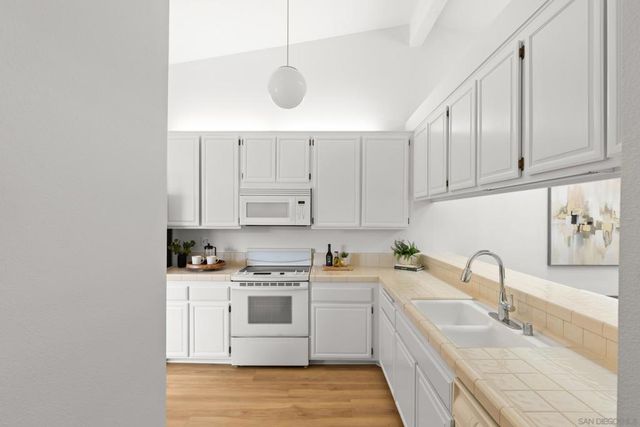 18011 Avenida Alozdra, San Diego, CA 92128