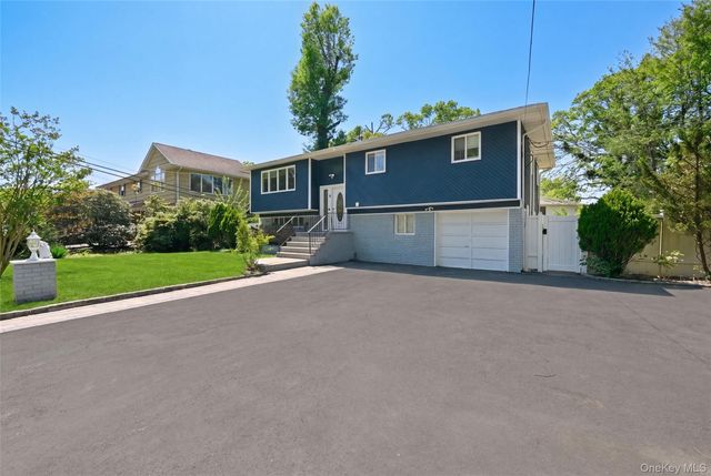 18 Park Drive E, Syosset, NY 11791