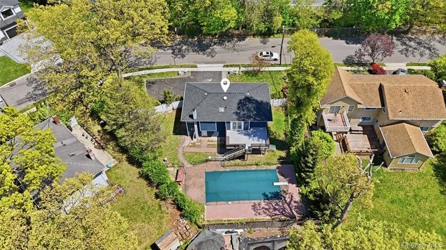 18 Park Drive E, Syosset, NY 11791