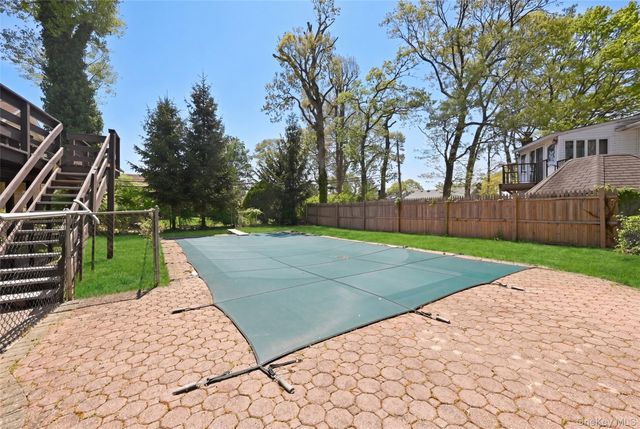 18 Park Drive E, Syosset, NY 11791