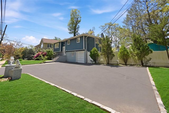 18 Park Drive E, Syosset, NY 11791