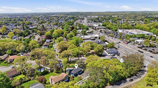 18 Park Drive E, Syosset, NY 11791