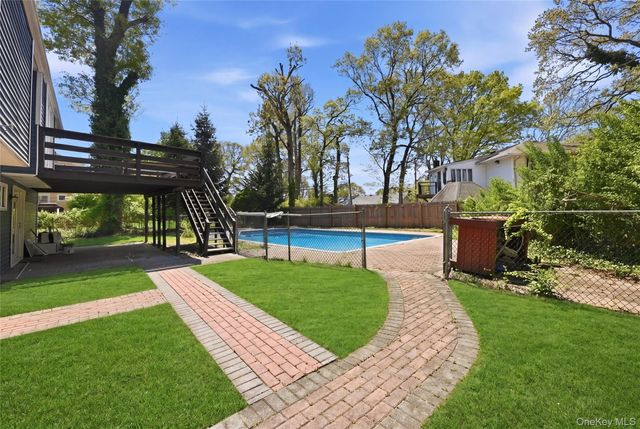 18 Park Drive E, Syosset, NY 11791