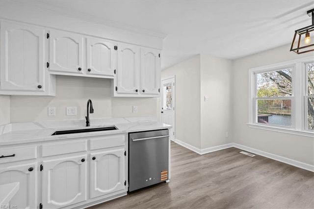 828 Cranston DR, Chesapeake, VA 23320