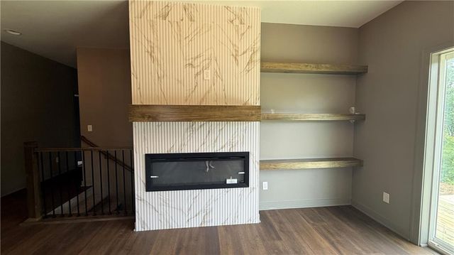 612 SE 21st Street, Oak Grove, MO 64075
