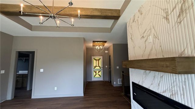 612 SE 21st Street, Oak Grove, MO 64075