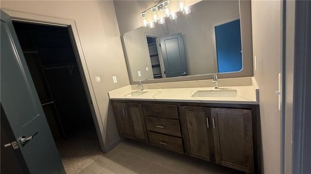 612 SE 21st Street, Oak Grove, MO 64075