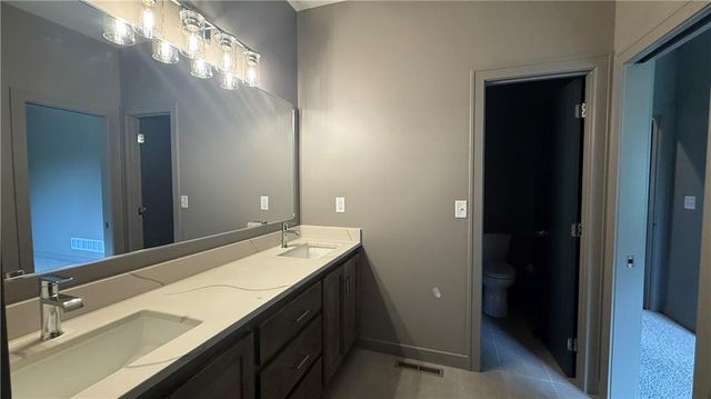 612 SE 21st Street, Oak Grove, MO 64075