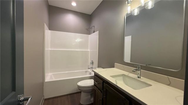 612 SE 21st Street, Oak Grove, MO 64075