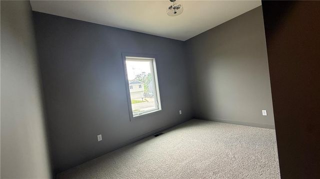612 SE 21st Street, Oak Grove, MO 64075