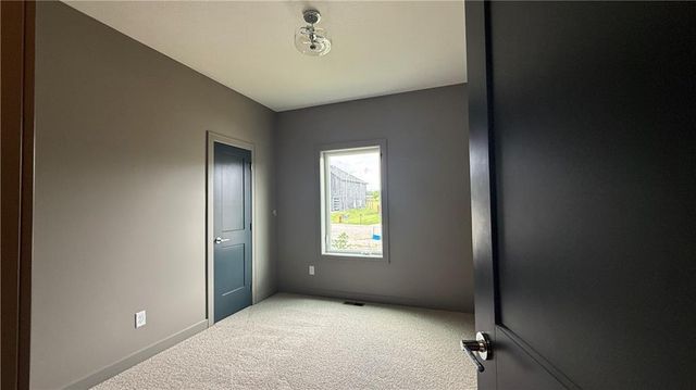 612 SE 21st Street, Oak Grove, MO 64075