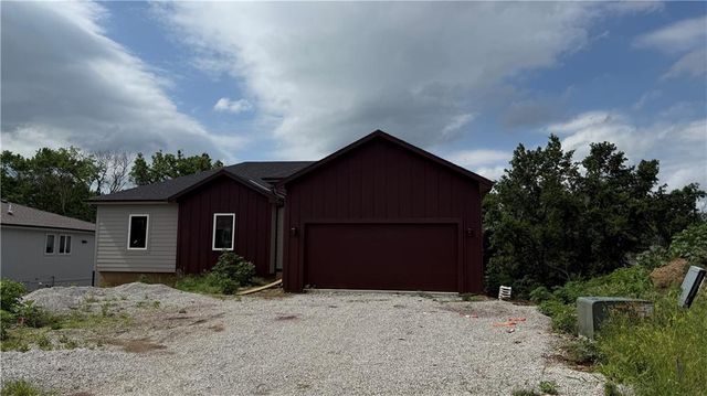 612 SE 21st Street, Oak Grove, MO 64075