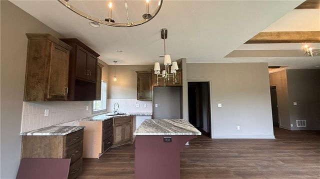 612 SE 21st Street, Oak Grove, MO 64075