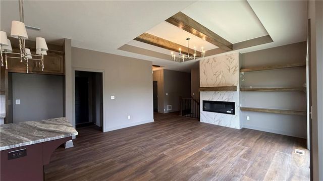 612 SE 21st Street, Oak Grove, MO 64075