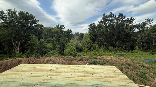 612 SE 21st Street, Oak Grove, MO 64075