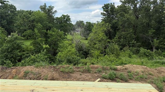 612 SE 21st Street, Oak Grove, MO 64075