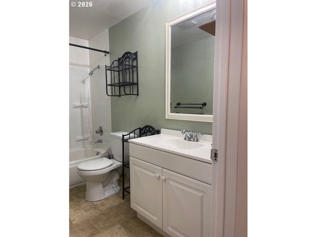 1100 SHARON Loop Se, Salem, OR 97306