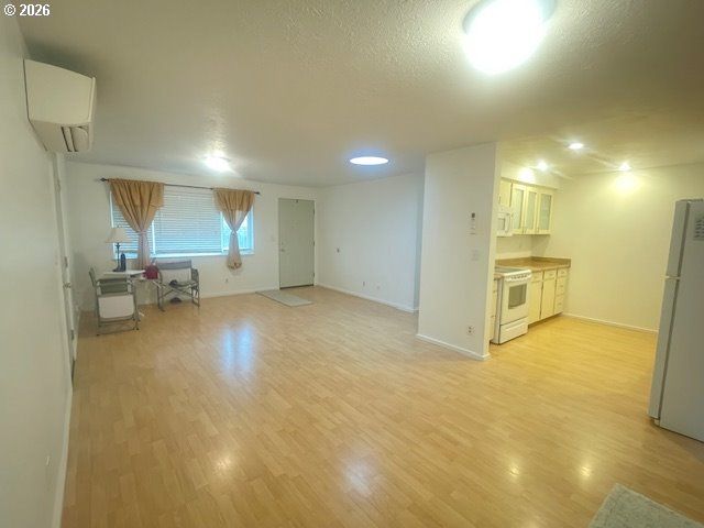 1100 SHARON Loop Se, Salem, OR 97306