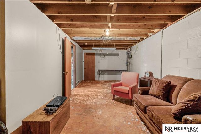 7770 Franklin Street, Omaha, NE 68114