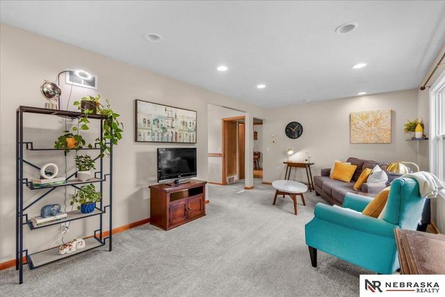 7770 Franklin Street, Omaha, NE 68114