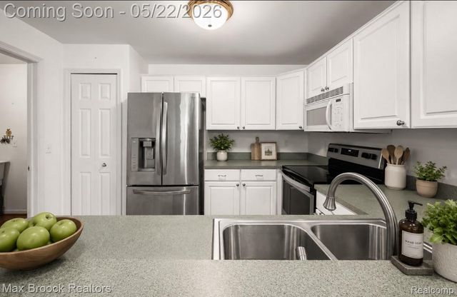 1102 Abigail Court, Commerce Charter Township, MI 48390