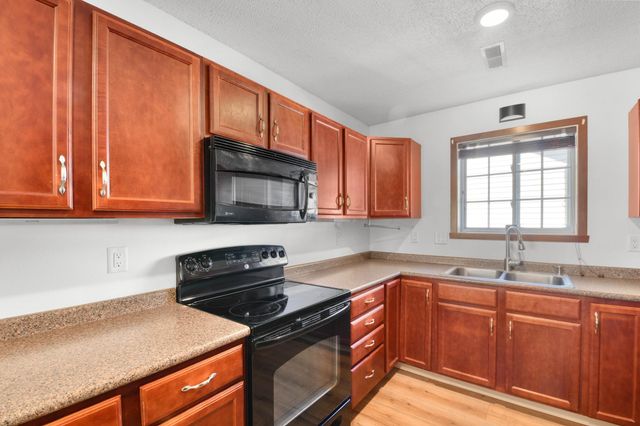 2853 35th Street S, Moorhead, MN 56560