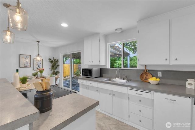 2427 200th Place SW, Lynnwood, WA 98036