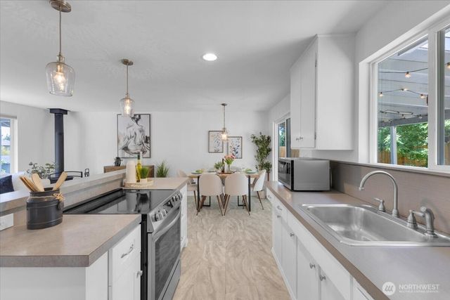 2427 200th Place SW, Lynnwood, WA 98036