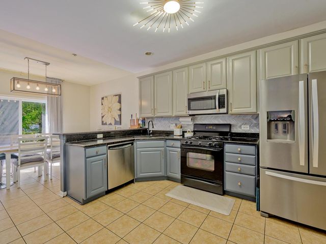 6051 Canterbury Lane, Hoffman Estates, IL 60192