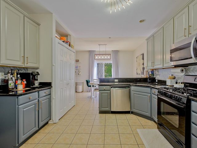 6051 Canterbury Lane, Hoffman Estates, IL 60192