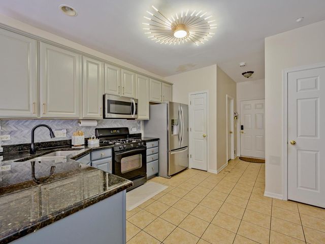 6051 Canterbury Lane, Hoffman Estates, IL 60192