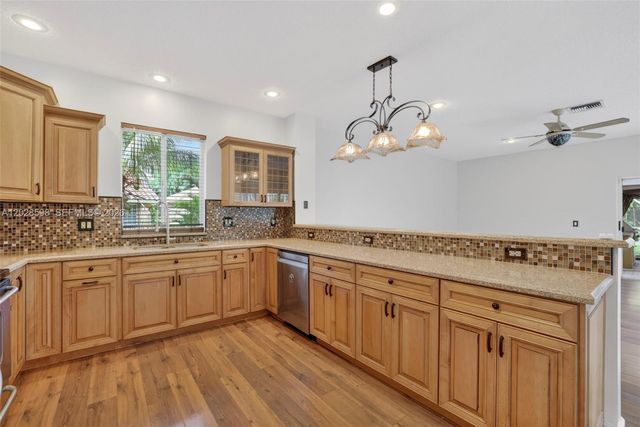 8226 NW 41st St, Coral Springs, FL 33065