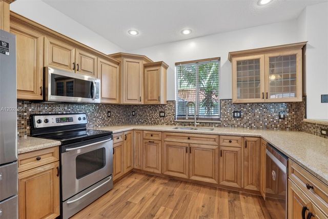 8226 NW 41st St, Coral Springs, FL 33065