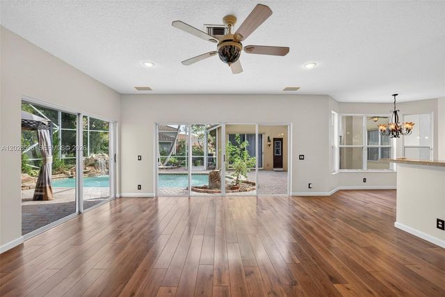 8226 NW 41st St, Coral Springs, FL 33065