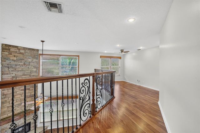 8226 NW 41st St, Coral Springs, FL 33065