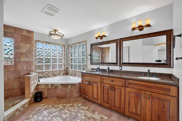8226 NW 41st St, Coral Springs, FL 33065
