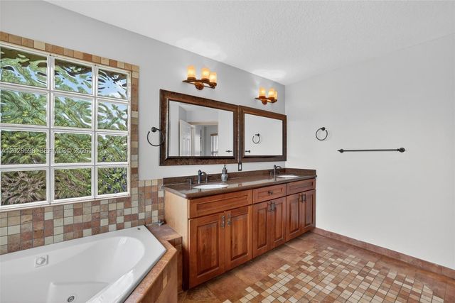 8226 NW 41st St, Coral Springs, FL 33065