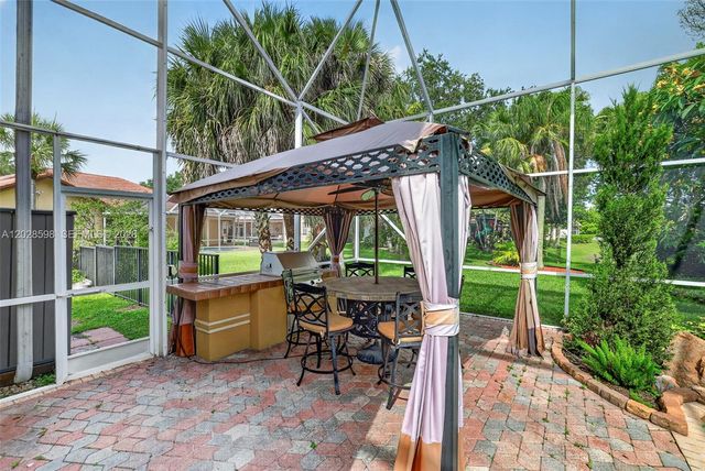 8226 NW 41st St, Coral Springs, FL 33065