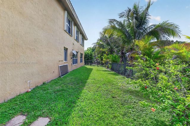 8226 NW 41st St, Coral Springs, FL 33065