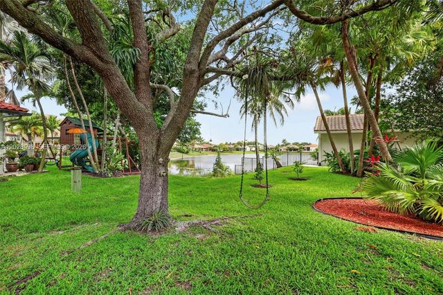 8226 NW 41st St, Coral Springs, FL 33065